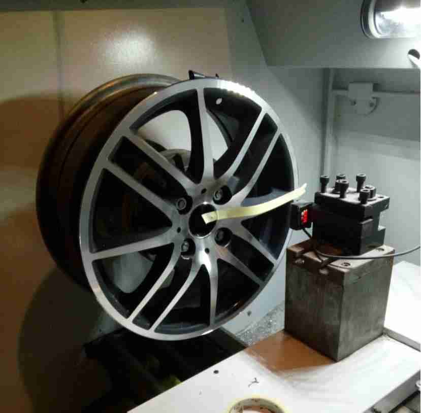 Working picture of wheel repair lathe