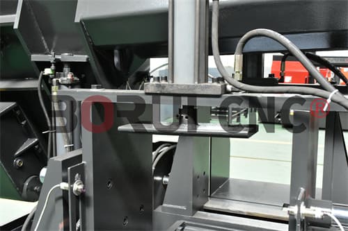 máquina de corte com serra de fita horizontal